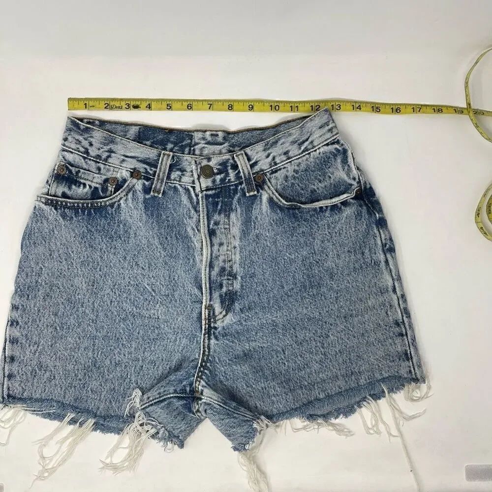 Vintage Levi’s Light Blue Distressed Cut Off Raw Hem Denim Jean Shorts Size 9